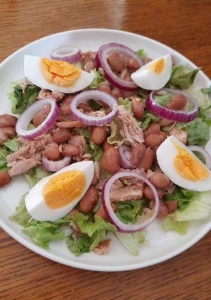 Білковий салат з тунцем, яйцем і квасолею