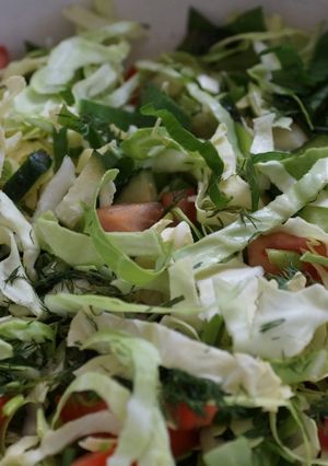 Весенний салат из молодой капусты