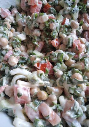 Білковий салат до посту з нутом, креветками, кальмарами