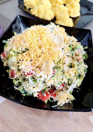 Весенний салат из свежих овощей и черемши