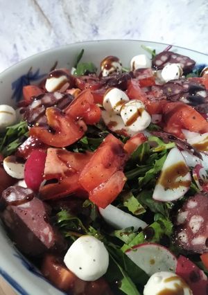 Весняний салат з міні-моцарелою, ковбасою і редискою, руколою