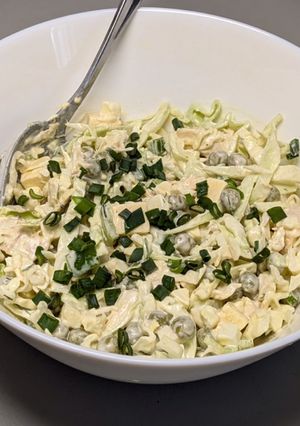 Весняний салат з капусти та курячого філе