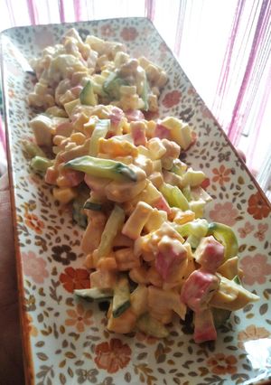 Весняний салат з крабових паличок, кукурудзи, свіжих огірків та зеленої цибулі