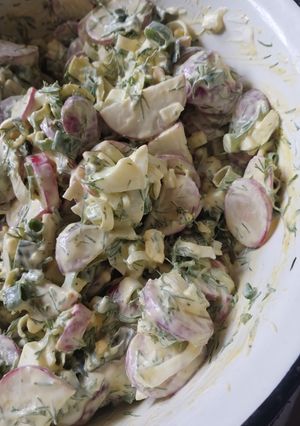 Весняний салат з цибулею порей, яйцями та кропом