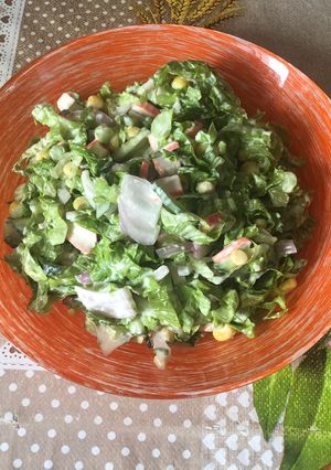 Витаминный салат с крабовыми палочками