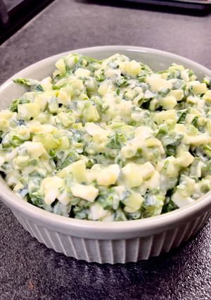 Весняний салат з черемшою