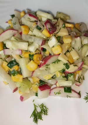 Весенний салат с огурцами и редисом