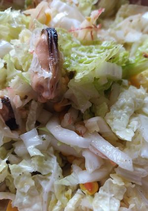 Весняний салат з пекінської капусти і мідій