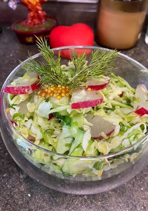 Весняний салат з молодої капусти та редиски