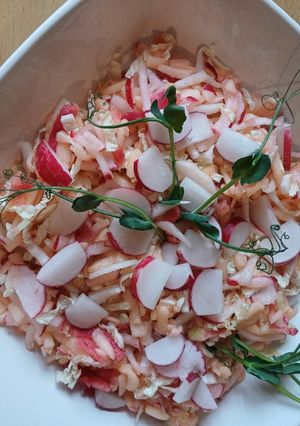 Вітамінний салат з редискою та яблуком