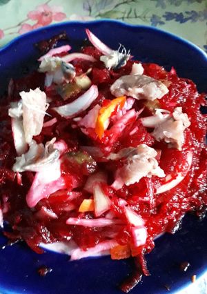 Вінегрет зі шматочками оселедця