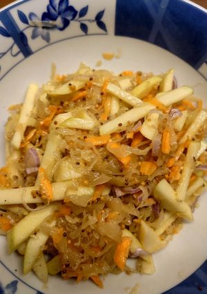 Дуже смачний салат з квашеної капусти