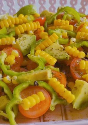Кето салат с авокадо, кукурузой и помидорками