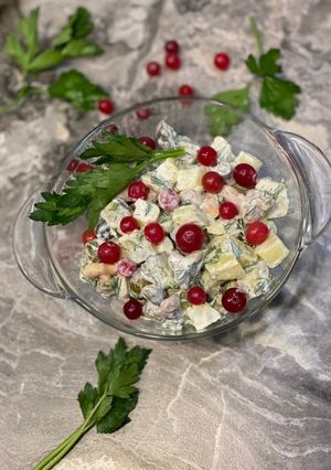 Зимний салат с клюквой