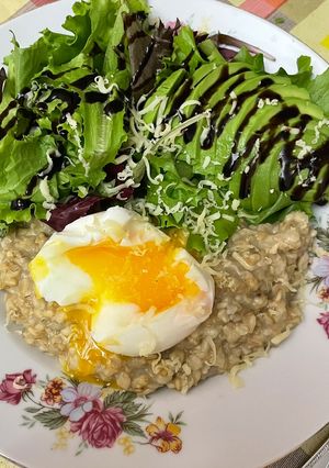 Завтрак: овсянка, яйцо, салат