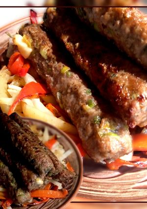 Кебаб з цибулею порей і сиром, з салатом з печеного перцю і пекінської капусти