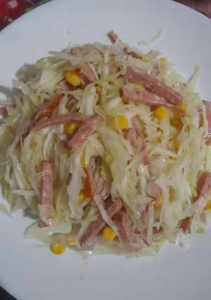 Капустный салат с колбасой и кукурузой