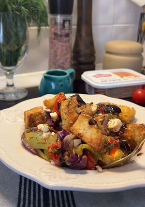 Запечений овочевий салат з хлібом