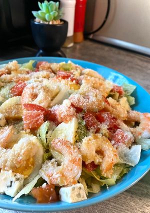 Королівський святковий салат з креветками та сиром Дор Блю