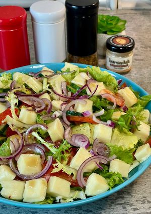 Легкий літній овочевий салат з халумі та горіховою заправкою