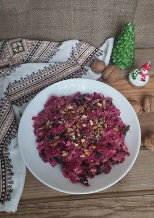 Класичний салат з буряком і горіхами