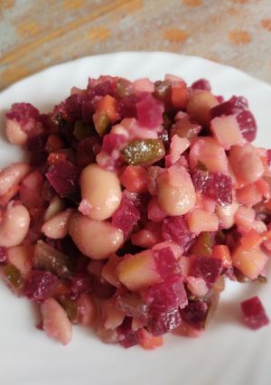 Класичний вінегрет з квасолею і квашеними огірками