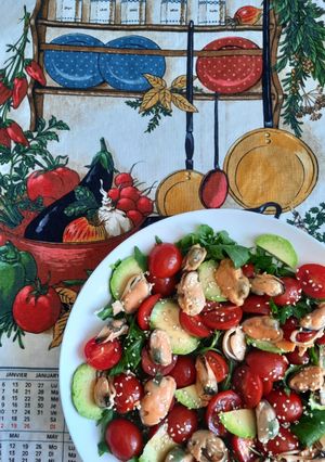 Легкий літній салат з авокадо, руколою, томатами та морепродуктами