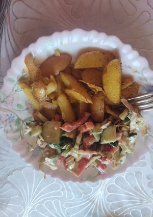 Легкий літній салат з капусти, болгарського перцю і огірків