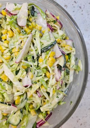 Легкий салат на вечерю з молодою капустою і редискою