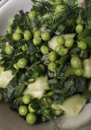 Легкий літній салат с горошком