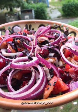 Літній салат з вишнями