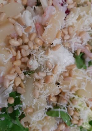 Лёгкий салат с ананасами и кедровыми орешками