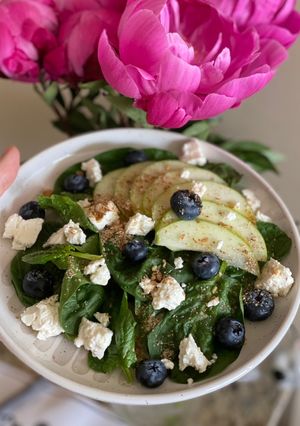 Легкий салат зі шпинатом та лохиною