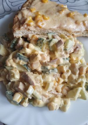 Літній салат з ковбасою, огірками і кукурудзою