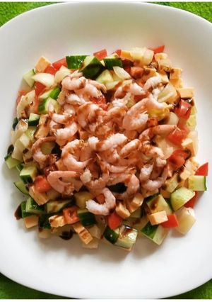 Лёгкий салат с креветками и сыром