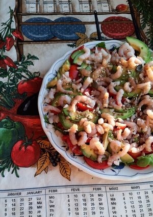 Літній салат з авокадо, руколою, креветками та черрі