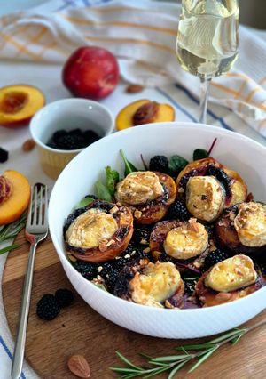 Літній салат з нектарином, брі та ожиною