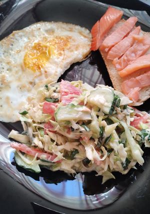 Легкий літній салат з молодою капустою, помідором, зеленою цибулею