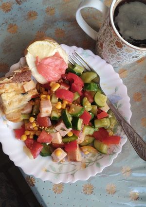 Легкий літній салат з копченим баликом, помідорами черрі та болгарським перцем