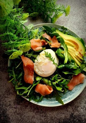 Салат з лососем і яйцем пашот