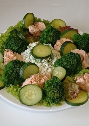 Салат з лососем, броколі, творогом та цукіні