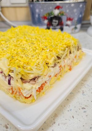 Салат Мімоза з тунцем і маринованою цибулею