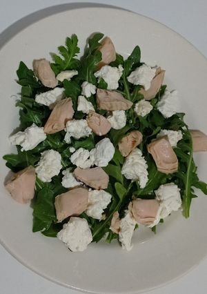 Салат з лососем, руколою та творогом