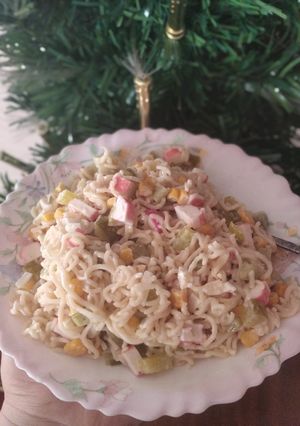 Салат з макаронами Мівіна, крабовими паличками і кукурудзою