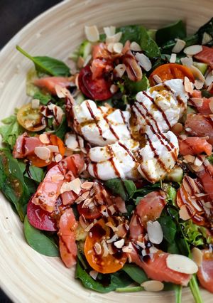 Салат з лососем і буратою