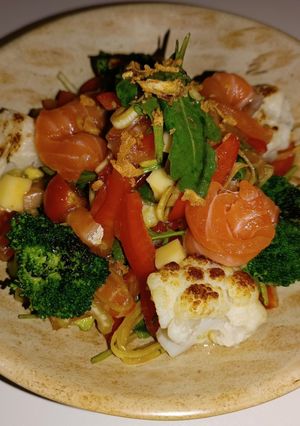 Салат з лососем та руколою /Salad with salmon and arugula