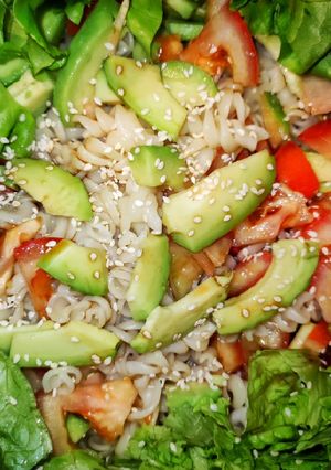 Салат з макаронами та авокадо