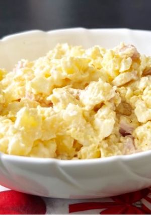 Салат з мʼясом та ананасами