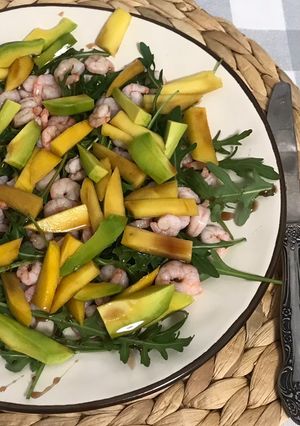 Салат з манго і креветками