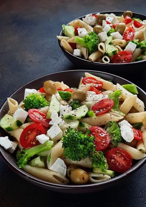 Салат з макаронами і броколі